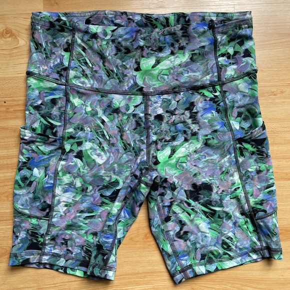 Lululemon High Rise Shorts Rapid Flourish Multicolor - Picture 1 of 7